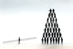 Человек, несущий лестницу вверх по пирамиде