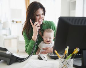 Jei motinystė būtų darbas: paskaičiavo, kiek valandų per parą dirba mamos - DELFI Šeima